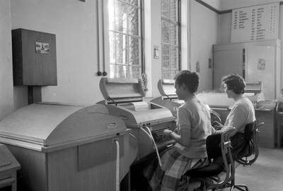 154361 Afbeelding van het telexbureau in het Hoofdgebouw III (HGB III, Moreelsepark) van de N.S. te Utrecht.